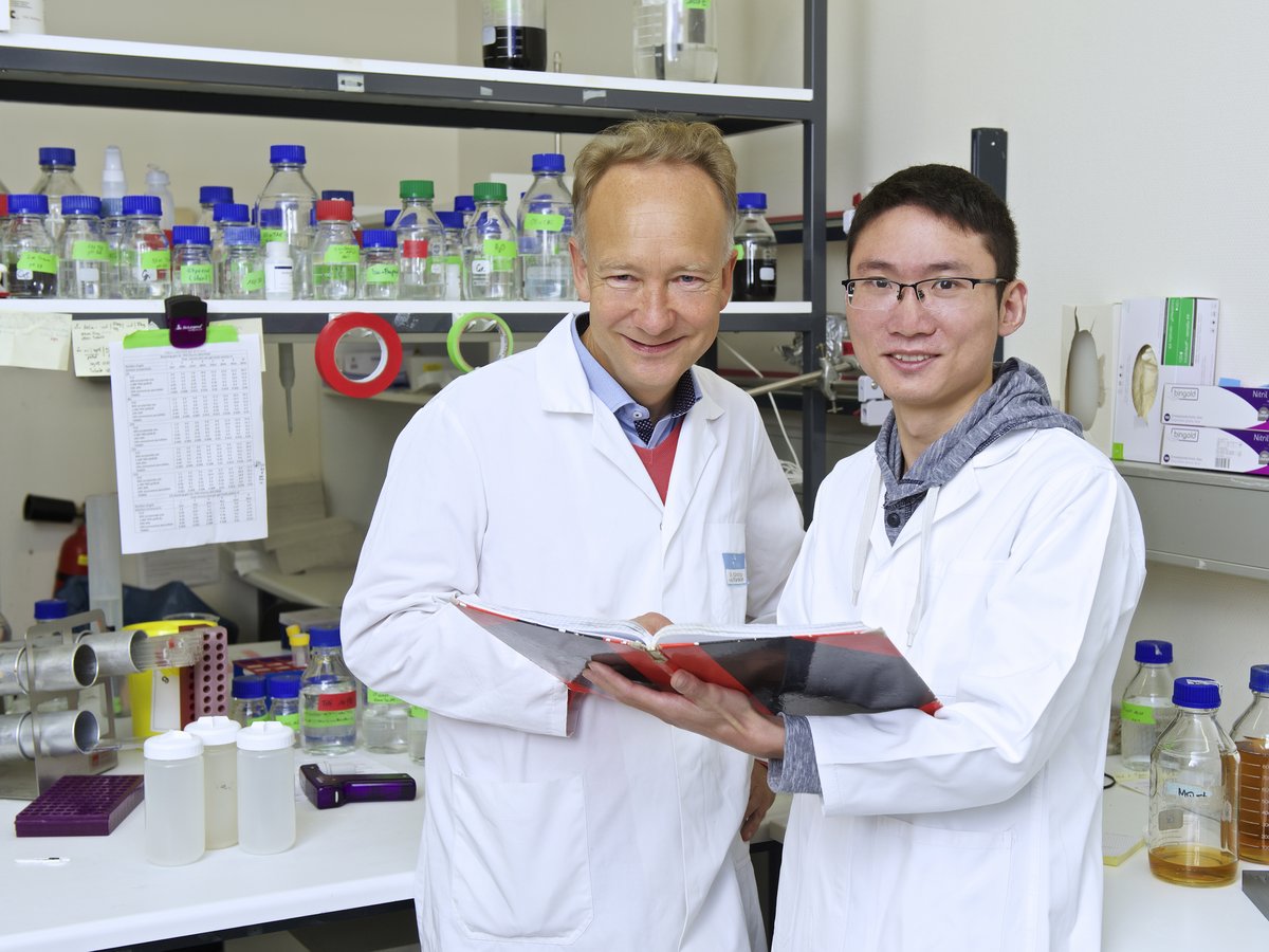 Prof. Dr. Marcus Groettrup (left) and Dr. Jun Li