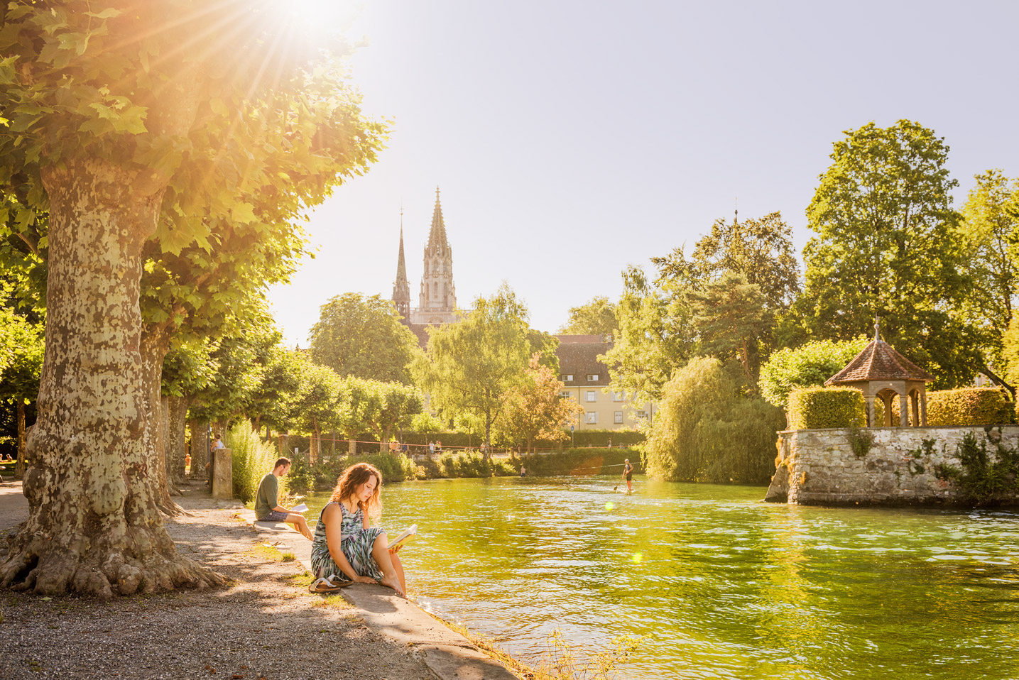 Blick auf den grünen Stadtgarten am Seeufer der Stadt Konstanz