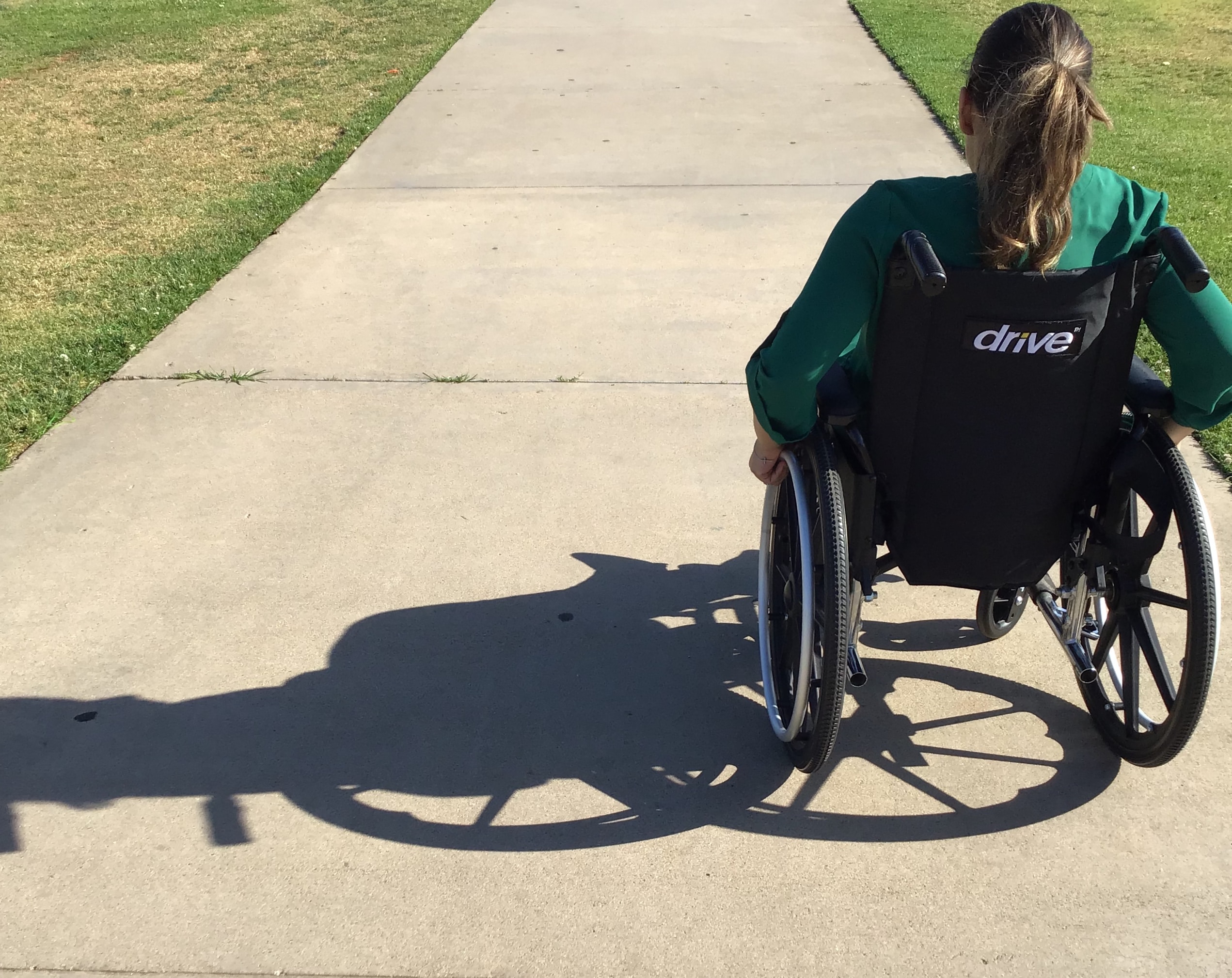 Ein Rollstuhlfahrer auf dem Campus