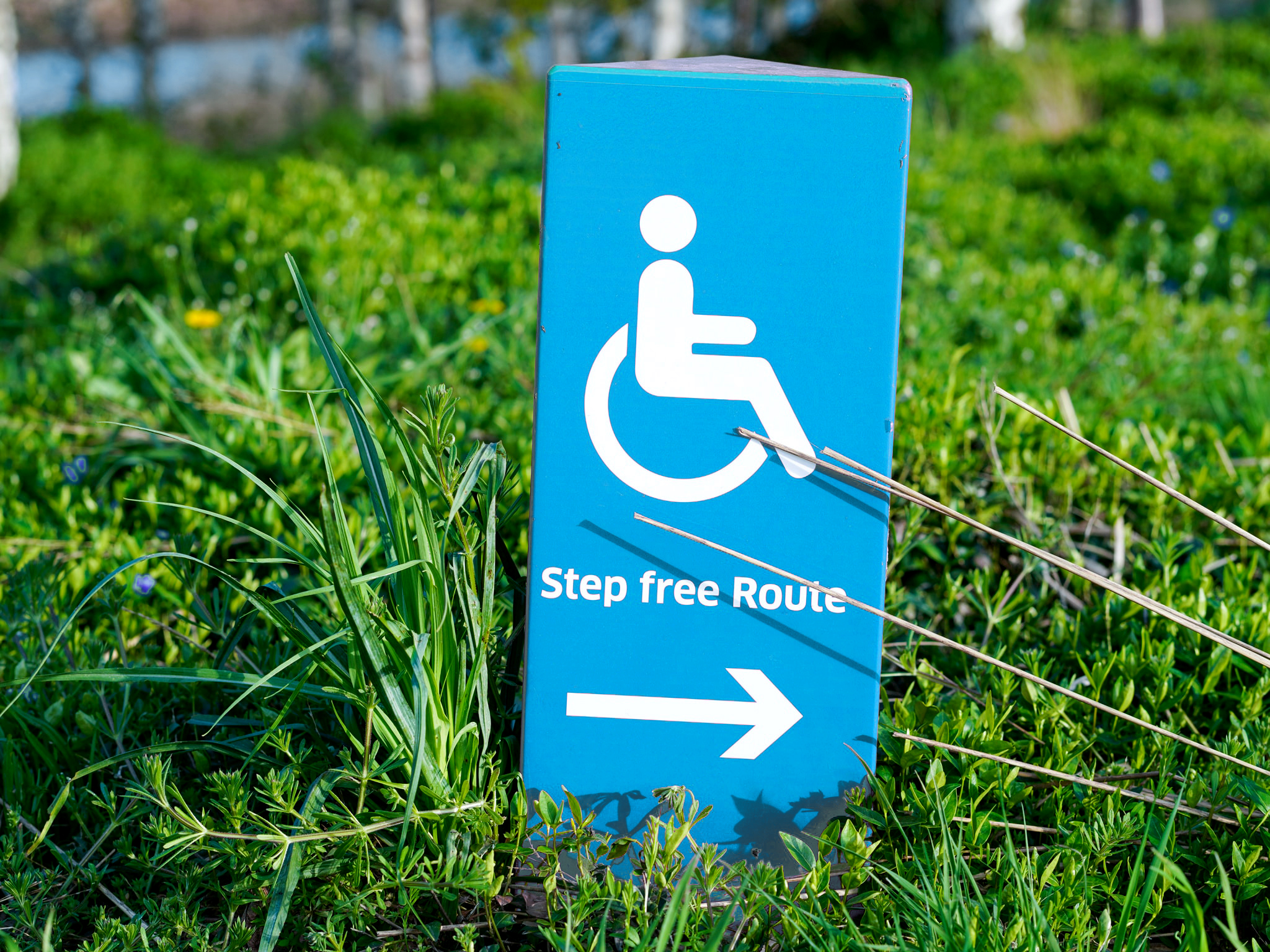 Hinweis-Schild für barrierefreie Wege für Rollstuhlfahrer
