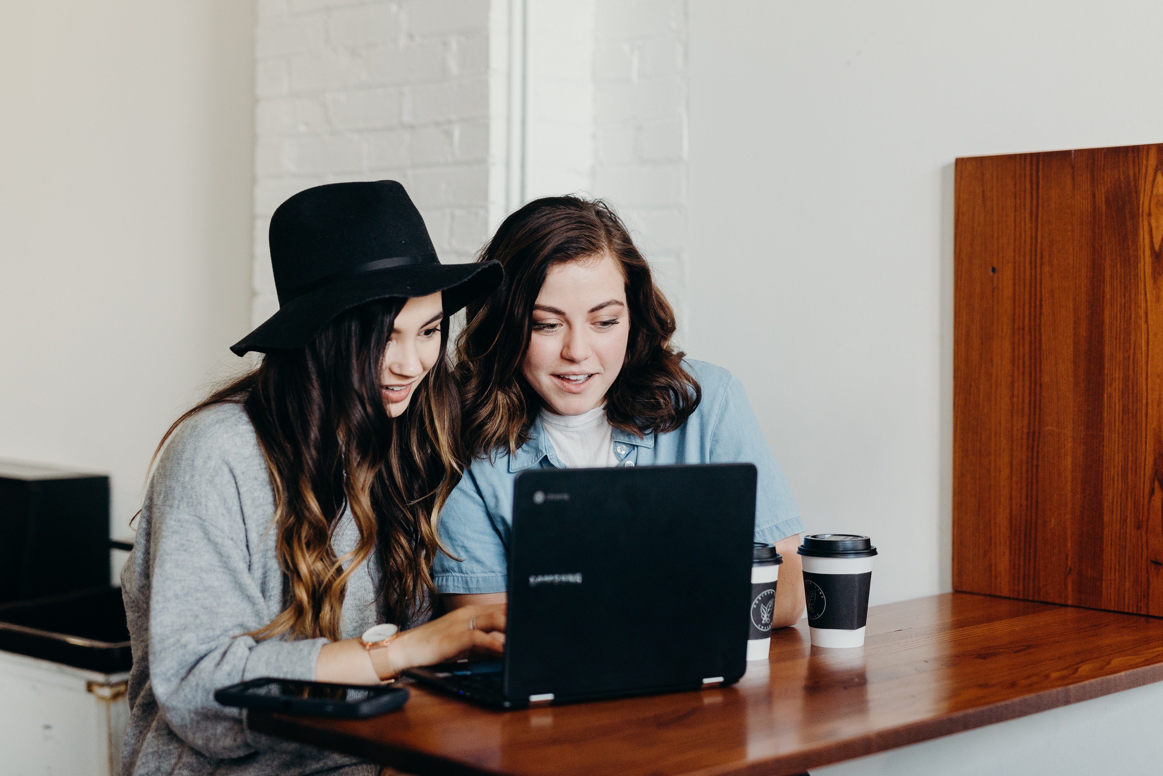 Zwei Studentinnen beim gemeinsamen Arbeiten am Laptop