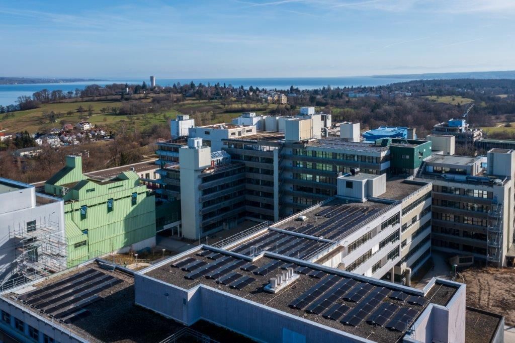 Luftaufnahme der Universität Konstanz mit Photovoltaikanlagen auf einigen Dächern.