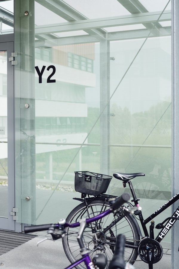 Fahrräder vor dem Y-Gebäude
