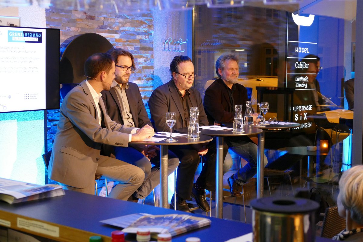 Mario Testa, Marius Busemeyer, Damian Miller und Helmut Weber (v.l.) auf dem Podium der Veranstaltung „Grenzgänger Wissenschaft“