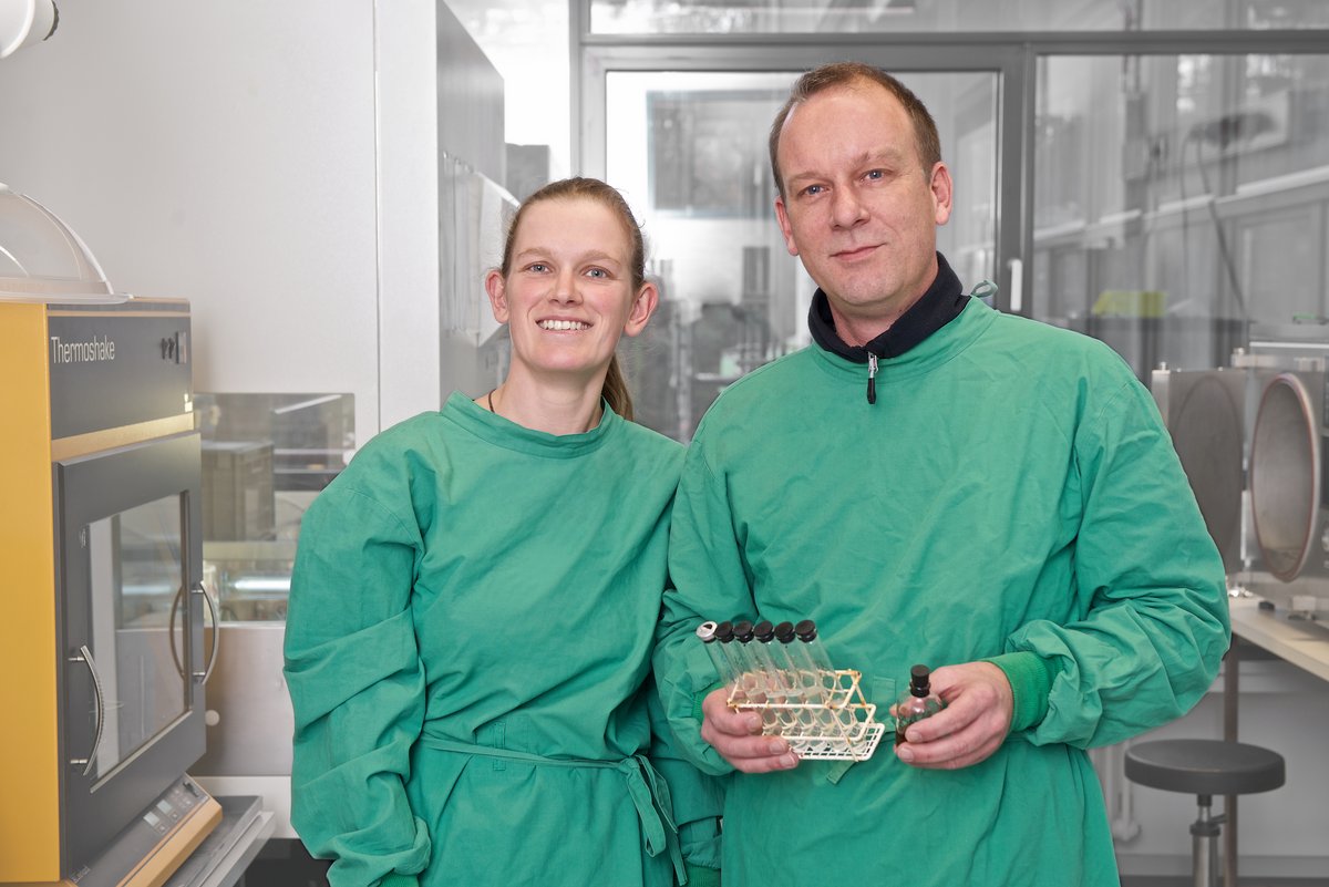 Anna Burrichter und Dr. David Schleheck. Photo: Universität Konstanz