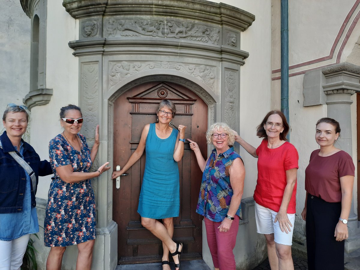 Sechs Gemeinderätinnen stehen vor dem Konstanzer Rathaus