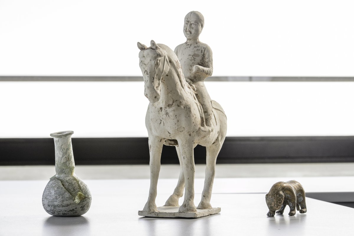 Glasgefäß, chinesische Reiterin und Bronzetiger