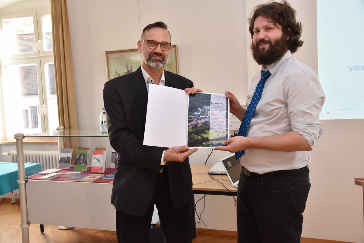 Dr. Andreas Walker (rechts) erhielt den wissenschaftlichen Förderpreis der Stadt Konstanz. Die Urkunde überreichte Bürgermeister Dr. Andreas Osner. 