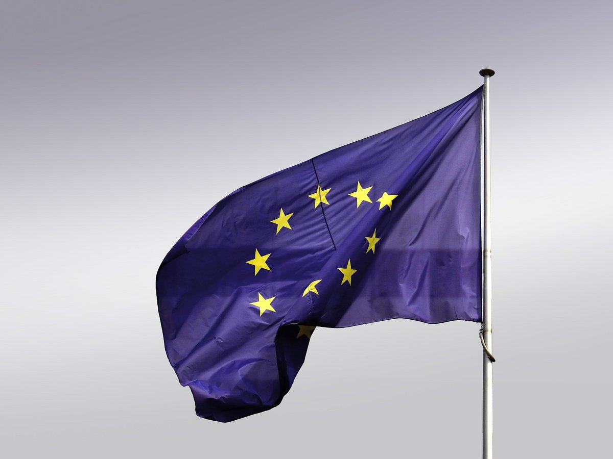 wehende EU-Flagge