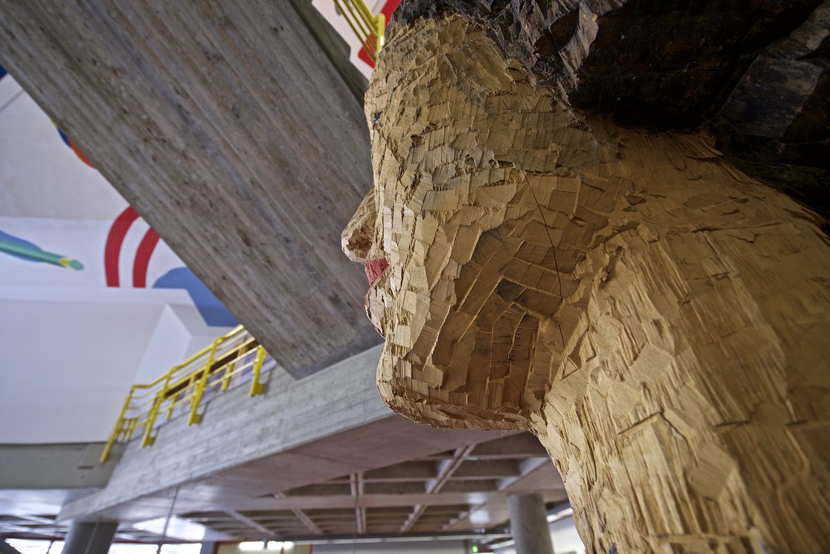 Große Kopfsäule im Foyer. Bildhauer: Stephan Balkenhol