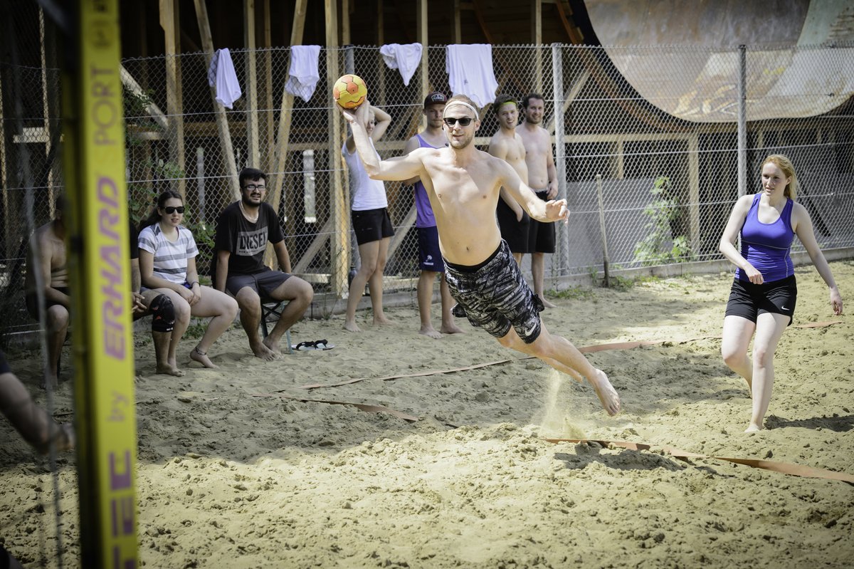 Studierende spielen Beach-Handball