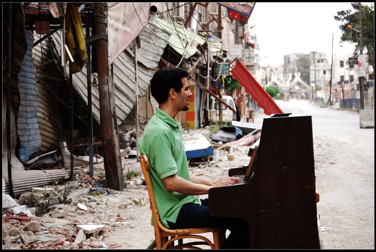 Mit seinen Klavierstücken Aeham Ahmad möchte er die Musik aus unterschiedlichen Kulturen vereinen und damit die Menschen zusammenbringen.