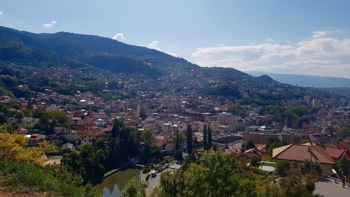 Ausblick auf die Stadt Sarajevo und die Berge der Umgebung