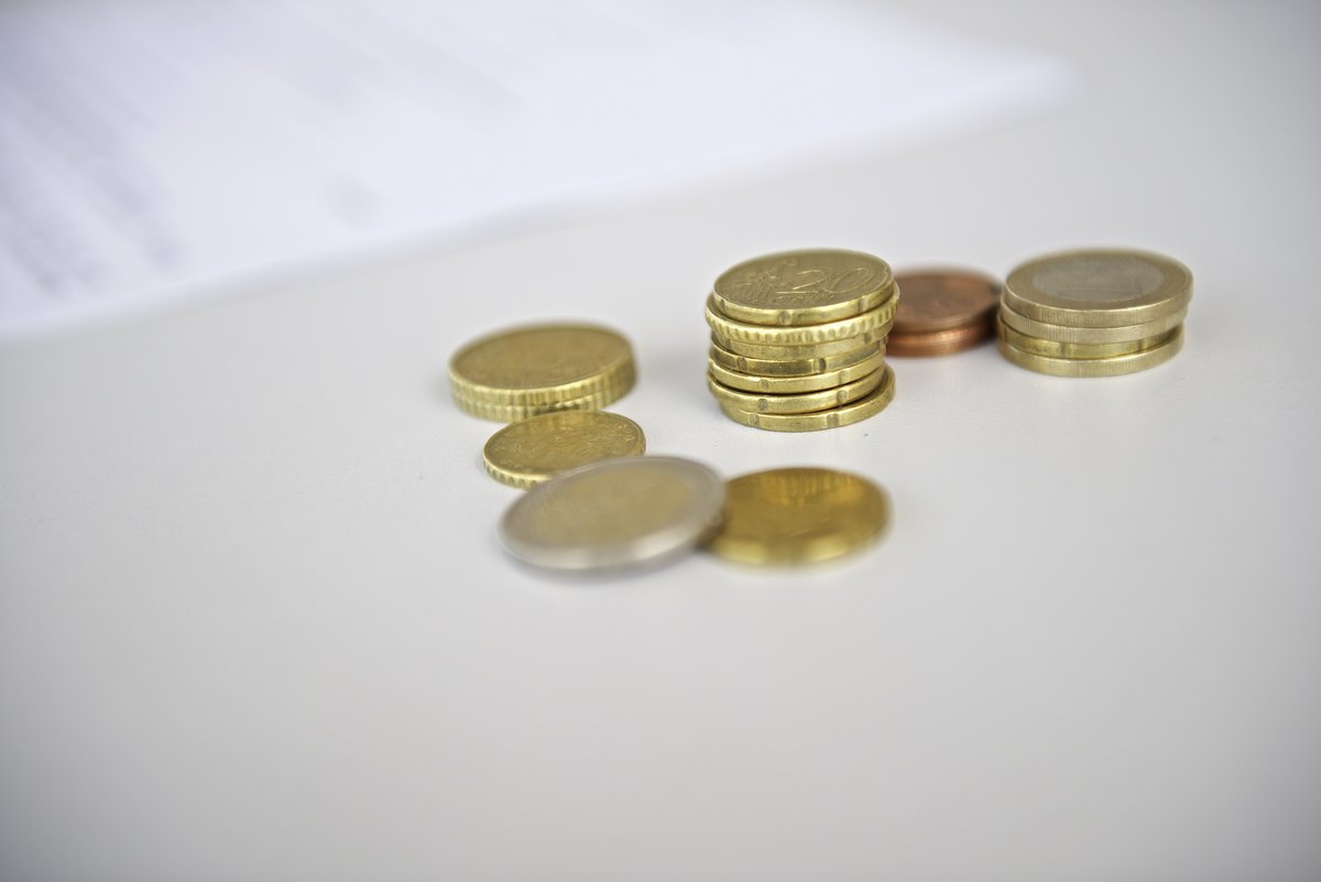 Geldmünzen liegen auf einem Tisch. Bild: Universität Konstanz