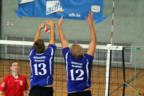 Studenten beim Volleyball-Spiel