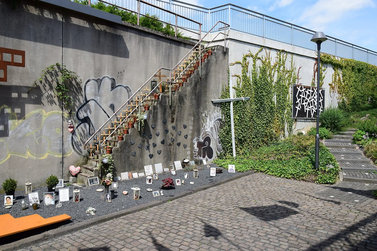 Loveparade-Gedenkstätte: Kerzen, Bilder und Kreuze