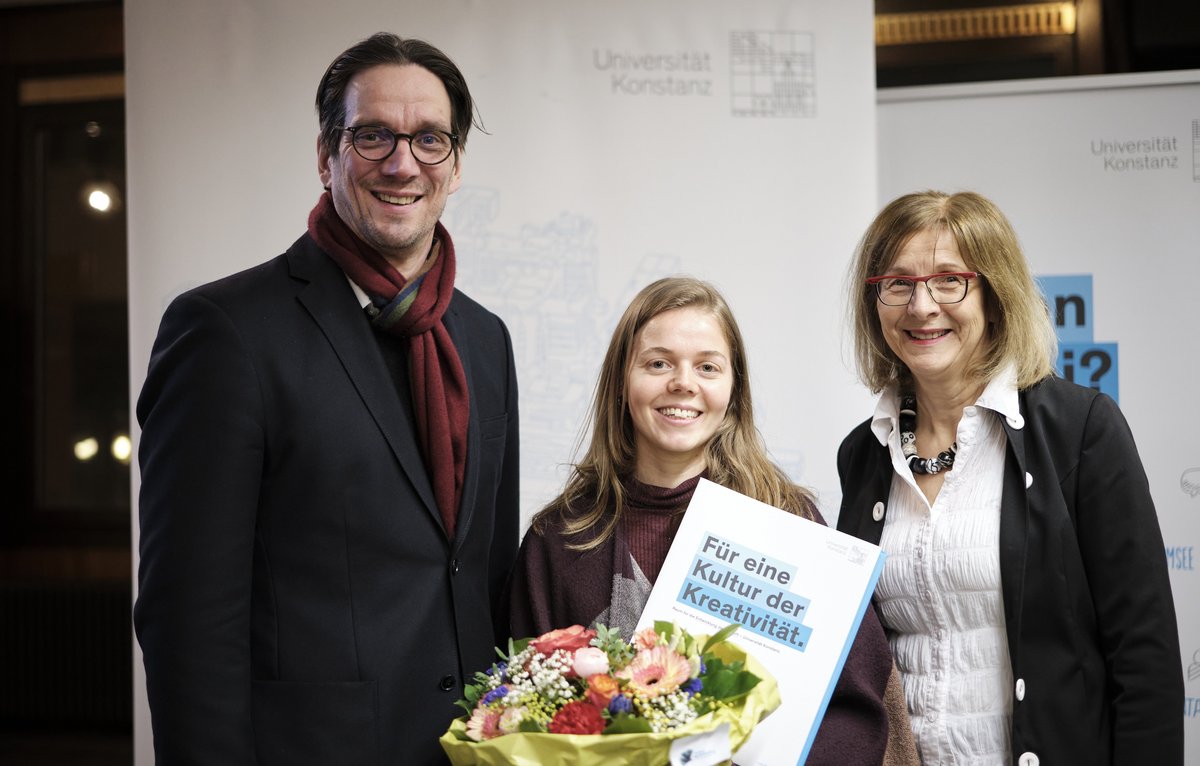 Björn Graf Bernadotte (Präsident der UGK), Beatrice Salamena (Preisträgerin 2022) und Rektorin Prof. Dr. Katharina Holzinger – Foto: Philipp Uricher