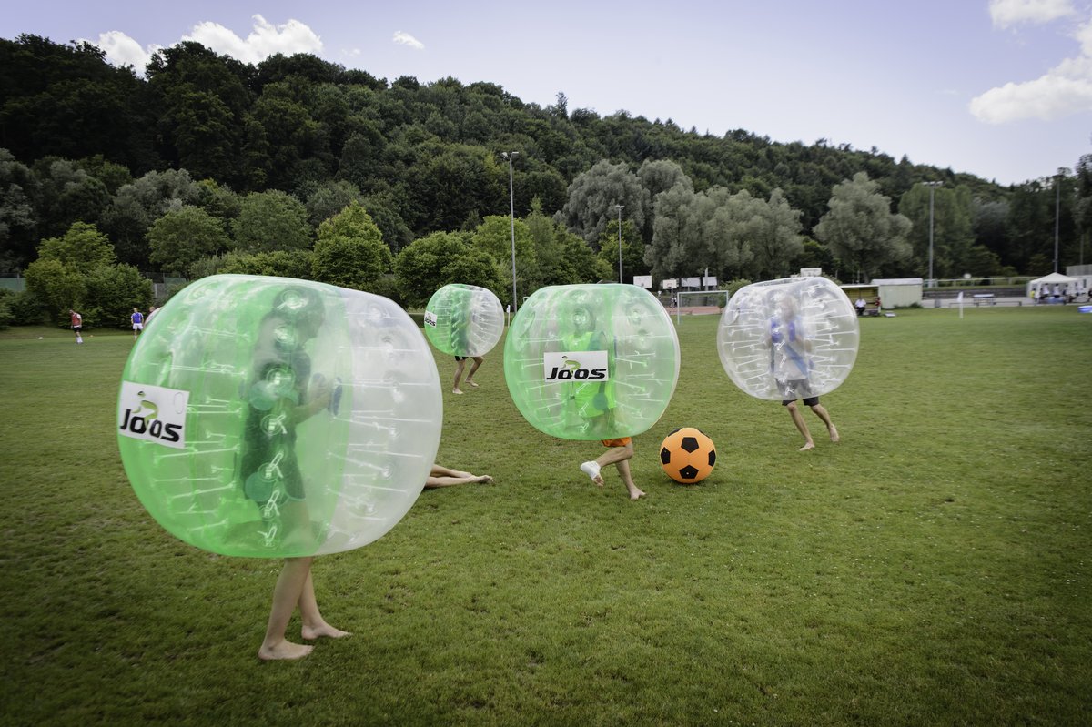 Studierende spielen Bubble Soccer