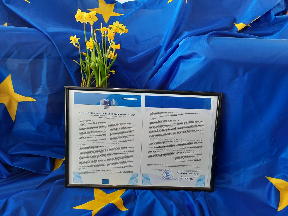 Erasmus Charter of Higher Education 2021-2027 for Uni Konstanz in front of an EU flag