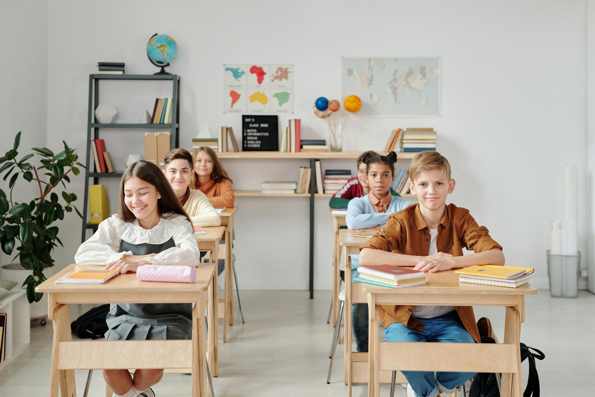 Sechs SchülerInnen sitzen in zweier Reihen im Klassenzimmer.