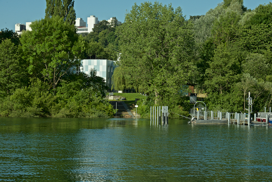 Bodenseeufer mit dem Limnologischen Institut und dem Campus der Universität Konstanz im Hintergrund