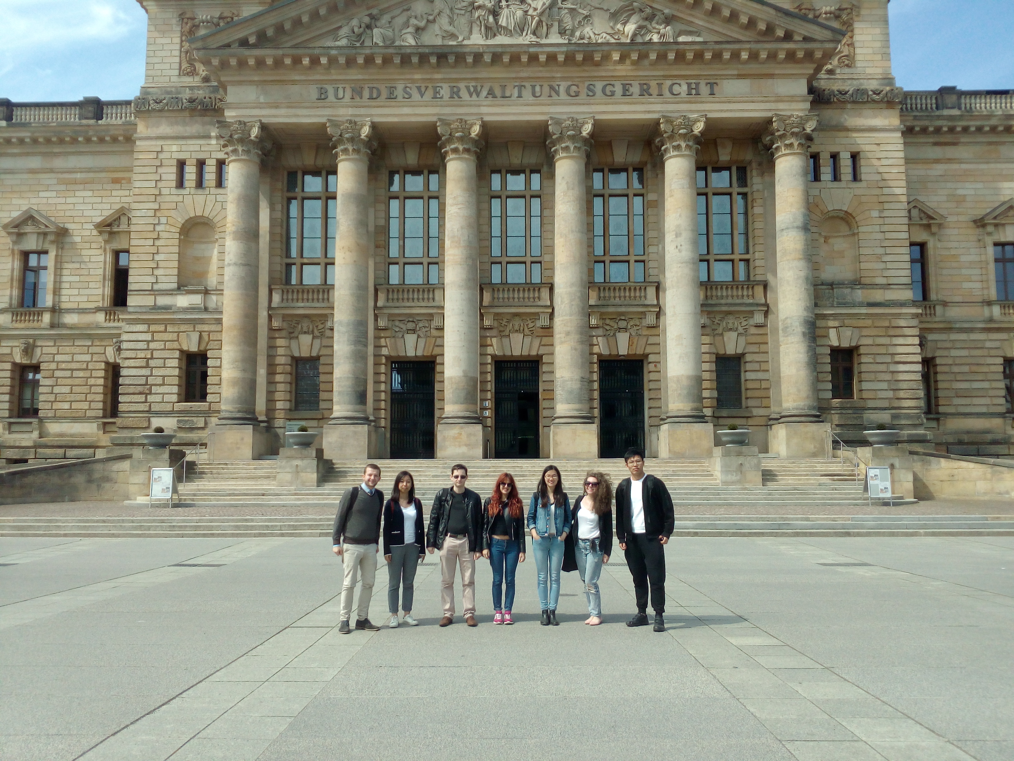 Studierende vor dem Bundesverwaltungsgericht in Leipzig