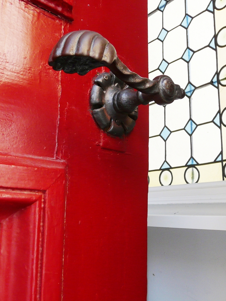 rote, geöffnete Tür der Bischofsvilla
