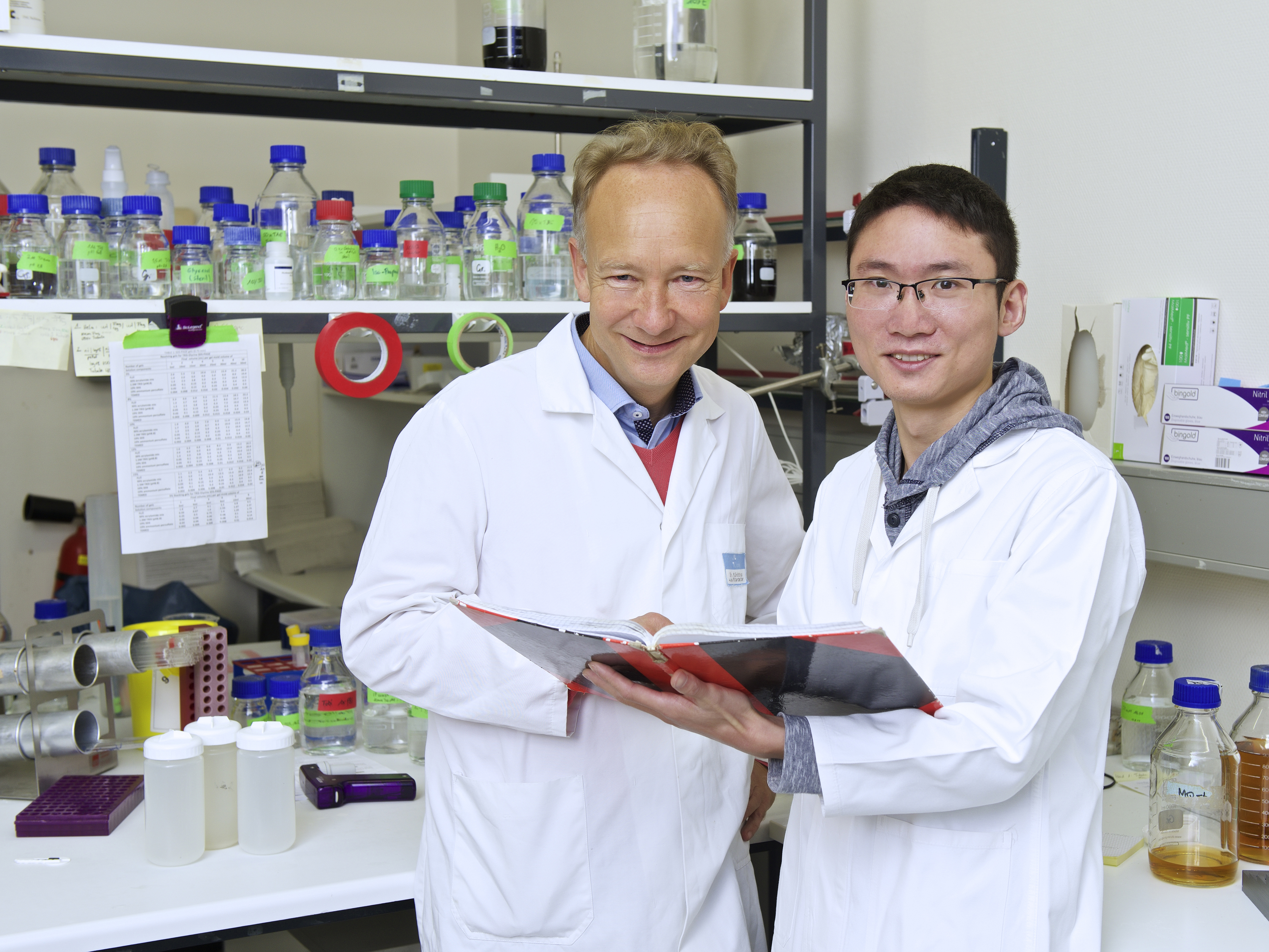  Prof. Dr. Marcus Groettrup (links) und Dr. Jun Li