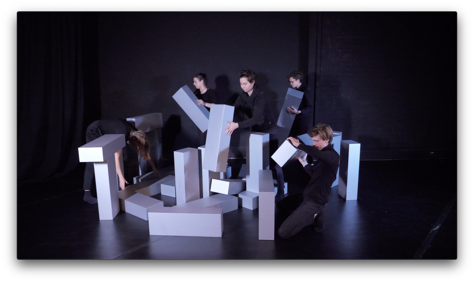 Eine Szene aus dem Stück „Stille“ der Hochschulgruppe „Theaterlabor – HSG für forschendes Theater“ der Universität Konstanz. Bild: Johannes Schlaich