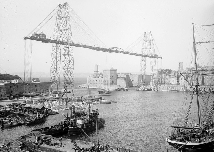 Altes Foto von Marseilles Hafen La Joliette und der Pont Transbordeur über dem Alten Hafen. 