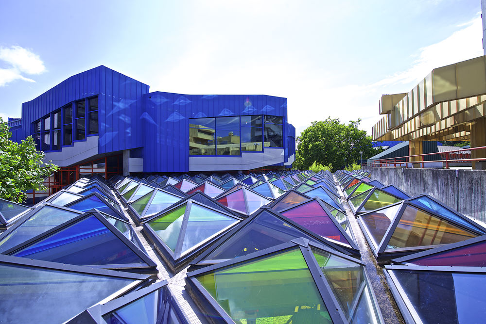 Dach aus verschieden farbigen Glas an der Universität Konstanz