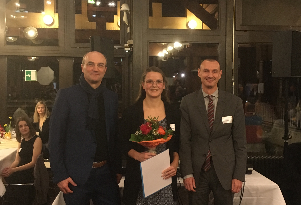 Kaja Gregorc wurde beim Neujahrsempfang des Vereins der Ehemaligen der Universität Konstanz (VEUK) der DAAD-Preis für das Jahr 2017 verliehen. Es gratulierten Rektor Prof. Dr. Ulrich Rüdiger (links) und Johannes Dingler, der Leiter des International Of