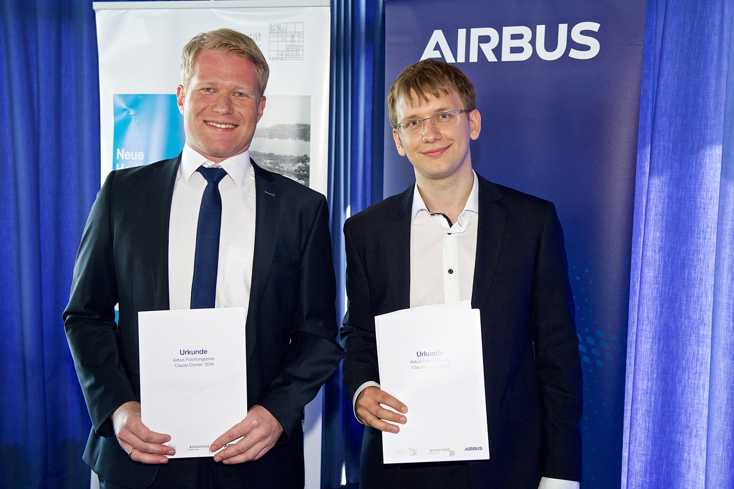 Die Airbus-Forschungspreise 2019 gehen an Philipp Ehrenreich (links) und Tom-Lukas Kriel (rechts). | Copyright: Airbus/Inka Reiter